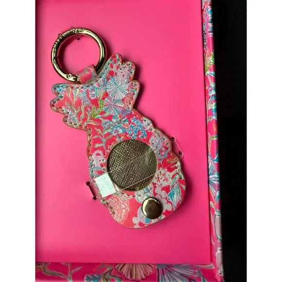 Lilly Pulitzer Shell Me Something Good Pineapple Apple AirTag GPS Tag Holder NEW - Picture 1 of 5